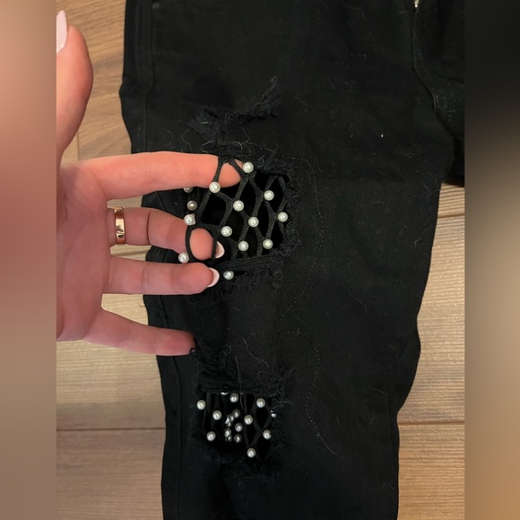 Guess black jeans with pearl accent, size 30, worn twice - Picture 2 of 4